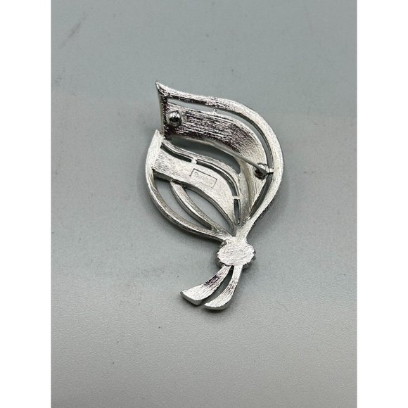 Vintage Signed Trifari Leaf Brooch Textured Silver Tone Classic & Elegant Design - Picture 5 of 7